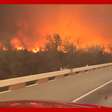 Bombeiros dirigem em 'estrada de fogo' durante incêndio florestal no Texas; assista