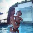 Cíntia Dicker exibe momento encantador na piscina com a filha, Aurora: 'Agarro mesmo'