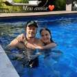 Mãe de Isis Valverde se declara ao namorado em dia de piscina: 'Meu amor'