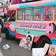 RuPaul vai usar 'ônibus arco-íris' para distribuir 10 mil livros banidos nos EUA; veja fotos