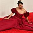 Oscar 2024: atriz se desequilibra e leva tombo no tapete vermelho