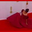 Oscar 2024: atriz Liza Koshy se desequilibra e cai no tapete vermelho