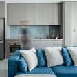 Apartamento de 60 m² ganha décor com tons de azul que remete à praia