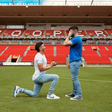 Jogador de futebol surpreende ao pedir namorado em casamento em estádio