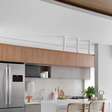 Reforma em apê de 90m² integra cozinha e cria estilo comfy em tons neutros