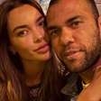 Joana Sanz surpreende e publica foto com Daniel Alves: '1+1=1'
