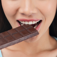Chocolate faz mal aos dentes? Entenda os impactos na saúde bucal