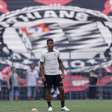 Paulinho volta a ser relacionado pelo Corinthians e pode fazer seu primeiro jogo após grave lesão