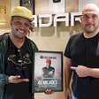 Edu Ribeiro recebe placa comemorativa da Radar Records