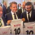 Payet janta com Lula e Macron e presenteia autoridades com camisa do Vasco