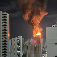 Incêndio de grandes proporções atinge prédio em construção no Recife