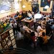 Após ameaça de fechamento, bar Balcão celebra 30 anos, com renovação de público