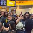 Ator gringo congestiona desembarque de aeroporto de SP e faz corpo a corpo com fãs