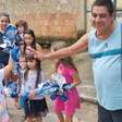 Zeca Pagodinho doa ovos de páscoa para crianças no Xerém, Rio de Janeiro