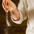 Adicionar sal aos alimentos pode aumentar o risco de doença renal crônica