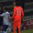 Goleiro que reagiu a insultos racistas tem Vini Jr como exemplo