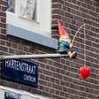 Artista faz intervenções divertidas em ruas de Amsterdã