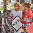 Mulheres periféricas se apresentam em praça pública no RJ