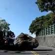 Pedra gigante despenca em estrada e esmaga carro durante terremoto em Taiwan