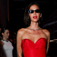 Bruna Marquezine à la 'dama de vermelho' e com all black