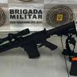 BM aborda veículo e descobre fuzil 7.62 no banco de trás que seria usado em ataque a facção de Porto Alegre