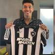Botafogo resolve pendências com Igor Jesus, que posou com camisa do clube