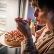 Solidão feminina pode aumentar desejo por alimentos calóricos, diz estudo
