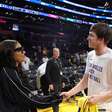 VÍDEO: Ludmilla marca presença em jogo da NBA e posa com astros do Lakers