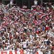 Torcida faz festa na chegada do ônibus do São Paulo ao MorumBIS