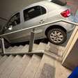 Torcedor erra saída e desce escadaria no Mineirão com carro; confira
