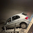 Torcedor do Cruzeiro erra saída do Mineirão e desce escada de carro; veja o vídeo