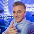 Luciano Huck tropeça, solta palavrão e é aplaudido; assista