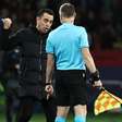 Xavi se revolta com eliminação do Barcelona na Champions League: 'O árbitro destruiu tudo'