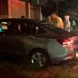Carro descontrolado bate com tudo contra portão de casa no Bom Retiro; câmera flagrou acidente