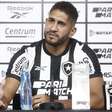 Pablo é apresentado no Botafogo e se diz pronto após lesão grave