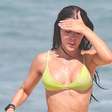 De biquíni cintura alta, Jade Picon exibe barriga trincada e marquinha íntima em praia do Rio de Janeiro. Veja fotos!