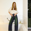 Marina Ruy Barbosa usa jeans com aplicação de veludo de R$ 997