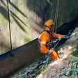 Garis alpinistas limpam encostas de comunidades no RJ