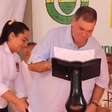 Prefeito perde as calças durante discurso na Colômbia; veja o vídeo