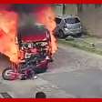 Motociclista é atropelado por carro em chamas e sofre ferimentos leves; assista