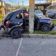 Carro 'abraça' poste e motorista abandona passageiro ferido após sair de balada em Curitiba