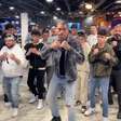 VÍDEO: Fãs reproduzem coreografia icônica de Alex Poatan e homenageiam campeão do UFC