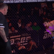 VÍDEO: Lutador de MMA se distrai com árbitro, leva chute devastador na boca e quase acaba nocauteado