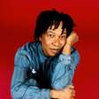 Djavan anuncia show gratuito na Praia de Copacabana. Assista cantor no Showlivre!