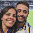 Narradora da Globo é pedida em casamento no Santiago Bernabéu; veja vídeo