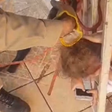 Criança fica com cabeça presa em grade de porta em Luziânia