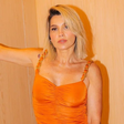 Flávia Alessandra prova elegância do look laranja
