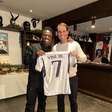 Vini Jr posta foto com lenda do tênis e presenteia com camisa do Real Madrid autografada