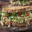 Sanduíche natural de atum e abacate no pão low carb; aprenda