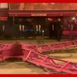 Pás do moinho de vento do famoso cabaré Moulin Rouge, em Paris, desabam